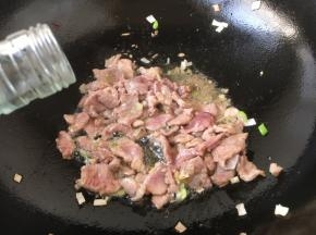 放入1勺的料酒。