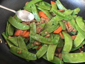 放入一点点的白糖，翻炒均匀即可。