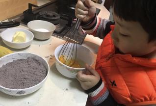 老大帮我打鸡蛋液。