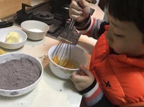 老大帮我打鸡蛋液。