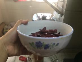 干辣椒用剪刀剪成桶状