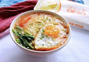 汤头浓郁，色彩斑澜的番茄煎蛋面，来一碗。就是这个味