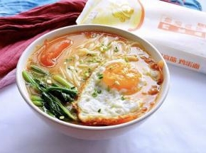汤头浓郁，色彩斑澜的番茄煎蛋面，来一碗。就是这个味
