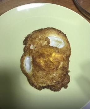 空档检查一下煎蛋。底部是这样金黄焦脆的。