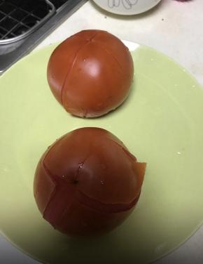 番茄十字刀入沸水烫脱皮。