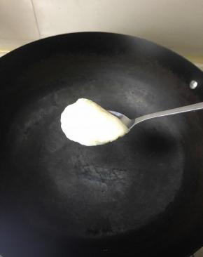 一大勺猪肉划开。