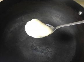 一大勺猪肉划开。