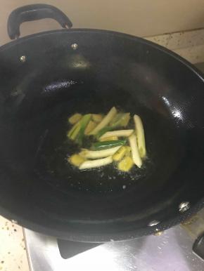 重复步骤8，倒入约80毫升的油，加入葱姜炒香