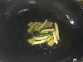 重复步骤8，倒入约80毫升的油，加入葱姜炒香