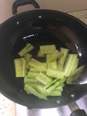 下黄瓜翻炒半熟，加盐起锅。