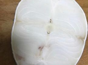 抹上海盐、白胡椒和料酒。腌制十分钟。如果比较厚，多腌制一会儿。