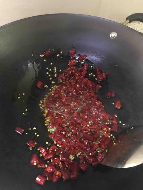 加入花椒一起炒成小强色
