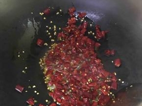 加入花椒一起炒成小强色