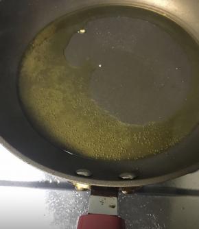 油锅大火煎，单面一分钟左右。