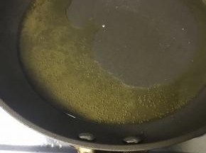 油锅大火煎，单面一分钟左右。
