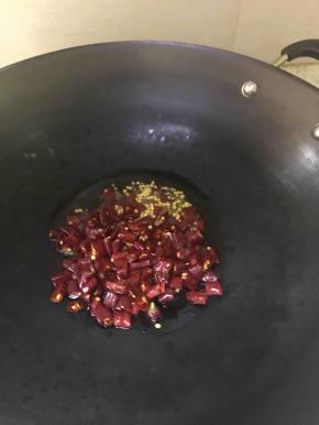 再次重复步骤8，再加入辣椒段翻炒变成黑红色，有点像小强的颜色