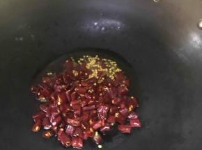 再次重复步骤8，再加入辣椒段翻炒变成黑红色，有点像小强的颜色