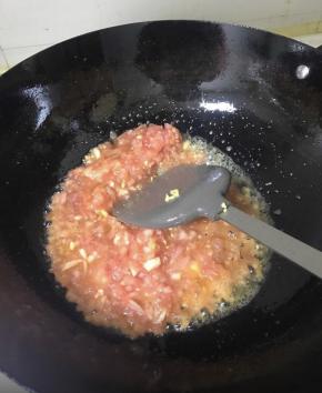 姜末和番茄碎放入锅中炒香起酱状。