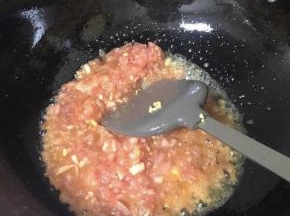 姜末和番茄碎放入锅中炒香起酱状。