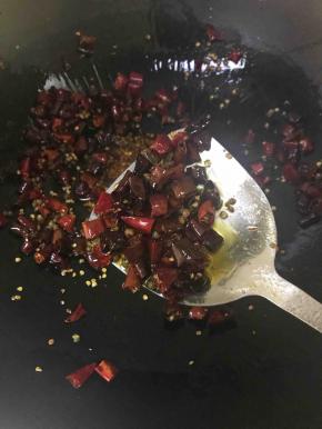 将油辣子淋到鱼片上，滋滋鱼片就沸腾了。