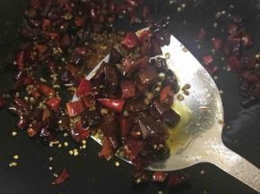 将油辣子淋到鱼片上，滋滋鱼片就沸腾了。
