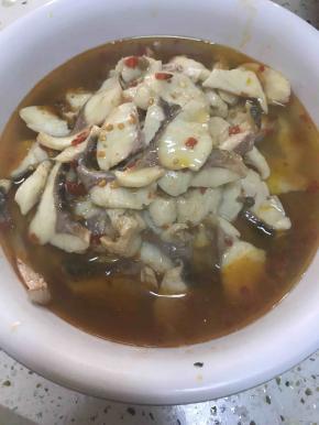 捞出鱼片，留少量汤底