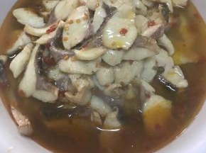 捞出鱼片，留少量汤底