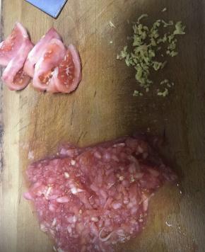 一个半番茄剁碎，另半个切成瓣状，老姜切成碎末。