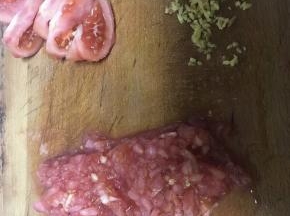 一个半番茄剁碎，另半个切成瓣状，老姜切成碎末。