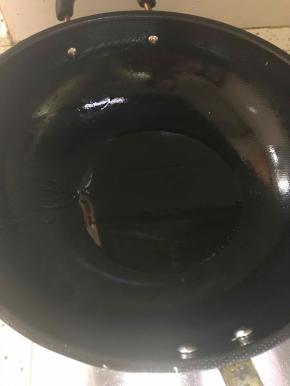 少量油，加花椒辣锅。去掉炒香的花椒籽