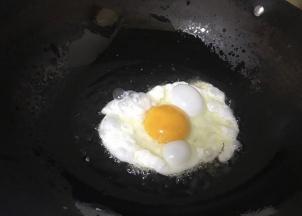 家里做就先煎鸡蛋。大火煎，使底部和四周变成脆嫩，容易形成糖心。煎好后，沥干油，备用。