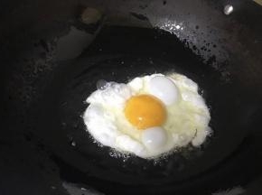 家里做就先煎鸡蛋。大火煎，使底部和四周变成脆嫩，容易形成糖心。煎好后，沥干油，备用。
