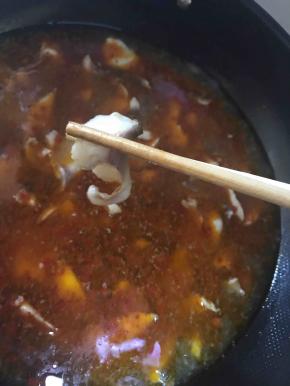 鱼片用筷子夹起来很结实，如果老了是脆的。煮的时候不要像平时炒菜一样翻来翻去