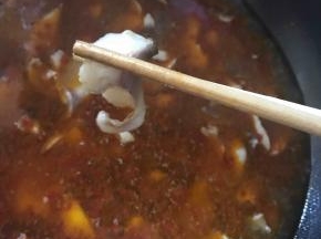 鱼片用筷子夹起来很结实，如果老了是脆的。煮的时候不要像平时炒菜一样翻来翻去