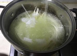 待面条煮过心捞起。