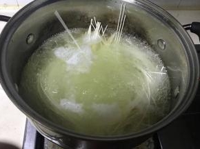 待面条煮过心捞起。