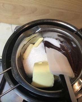 加入黄油和白砂糖，融化后加入淡奶油。