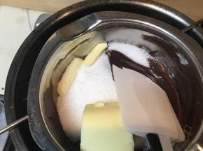 加入黄油和白砂糖，融化后加入淡奶油。