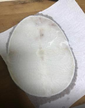 解冻清洗之后，用厨房纸反复吸干水分。