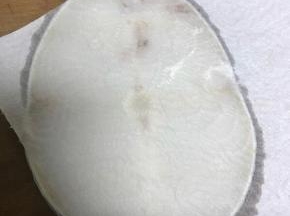 解冻清洗之后，用厨房纸反复吸干水分。