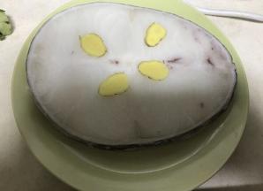 放上姜片解冻，非常薄的一层薄冰