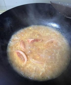 加入高汤，再放入所有的番茄块，撒入白胡椒粉和盐