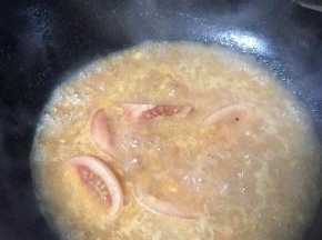 加入高汤，再放入所有的番茄块，撒入白胡椒粉和盐