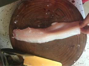 去掉大肋骨的鱼片有两片，斜刀片鱼。具体可以百度，我一个人操作实在不好拍