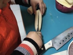 换成西餐刀帮我切香蕉。