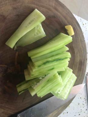 黄瓜铺地切片。这个才可以百搭，选一些含水量中度的蔬菜即可