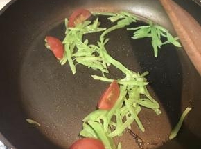番茄切成小块，青笋丝少许油煎一下，放一小撮盐即可。