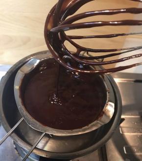 再加入搅拌好的蛋液，蛋液分三次加入。我的盆子有点小，小心翼翼的。