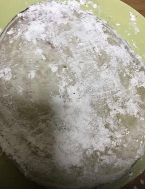 轻轻的摸一层薄薄的玉米淀粉，也可以用其他生粉代替