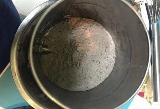 我替换了大的盆子里再加入混合好的可可粉和低分。